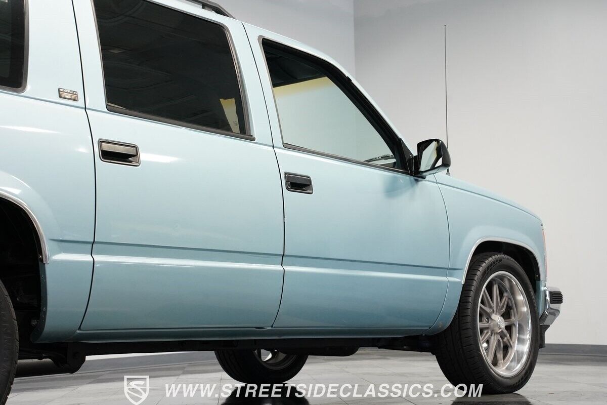 Chevrolet-Suburban-1992-SUV-28