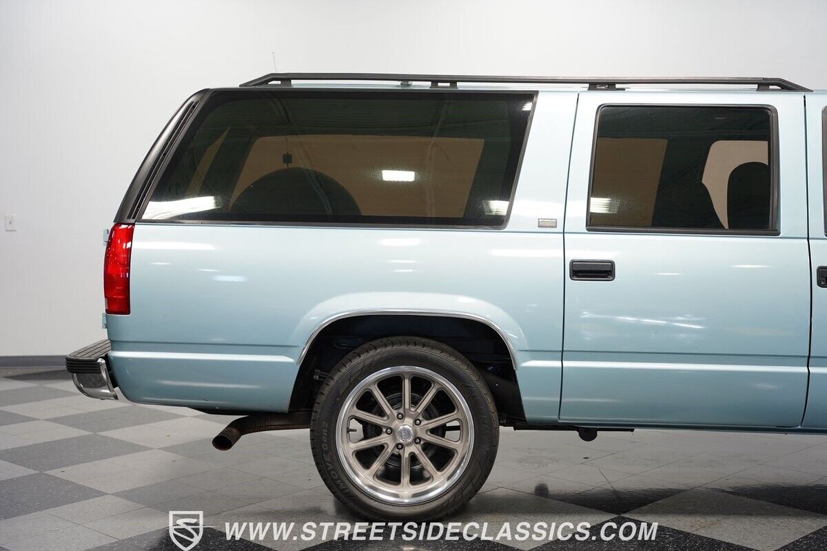 Chevrolet-Suburban-1992-SUV-29