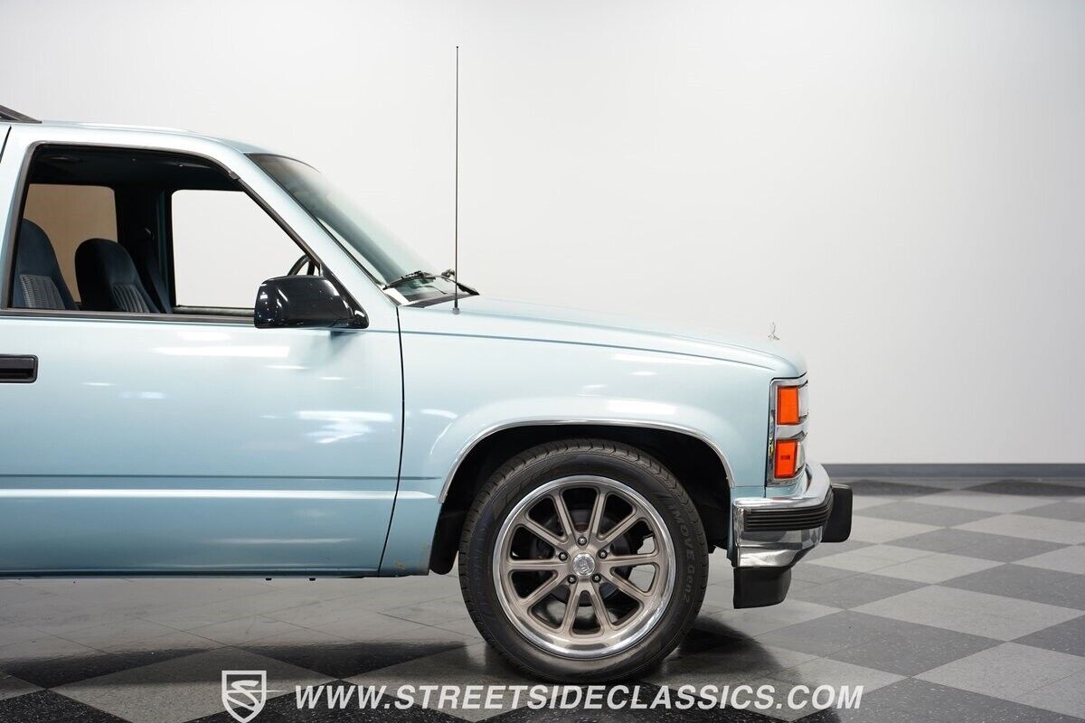 Chevrolet-Suburban-1992-SUV-30