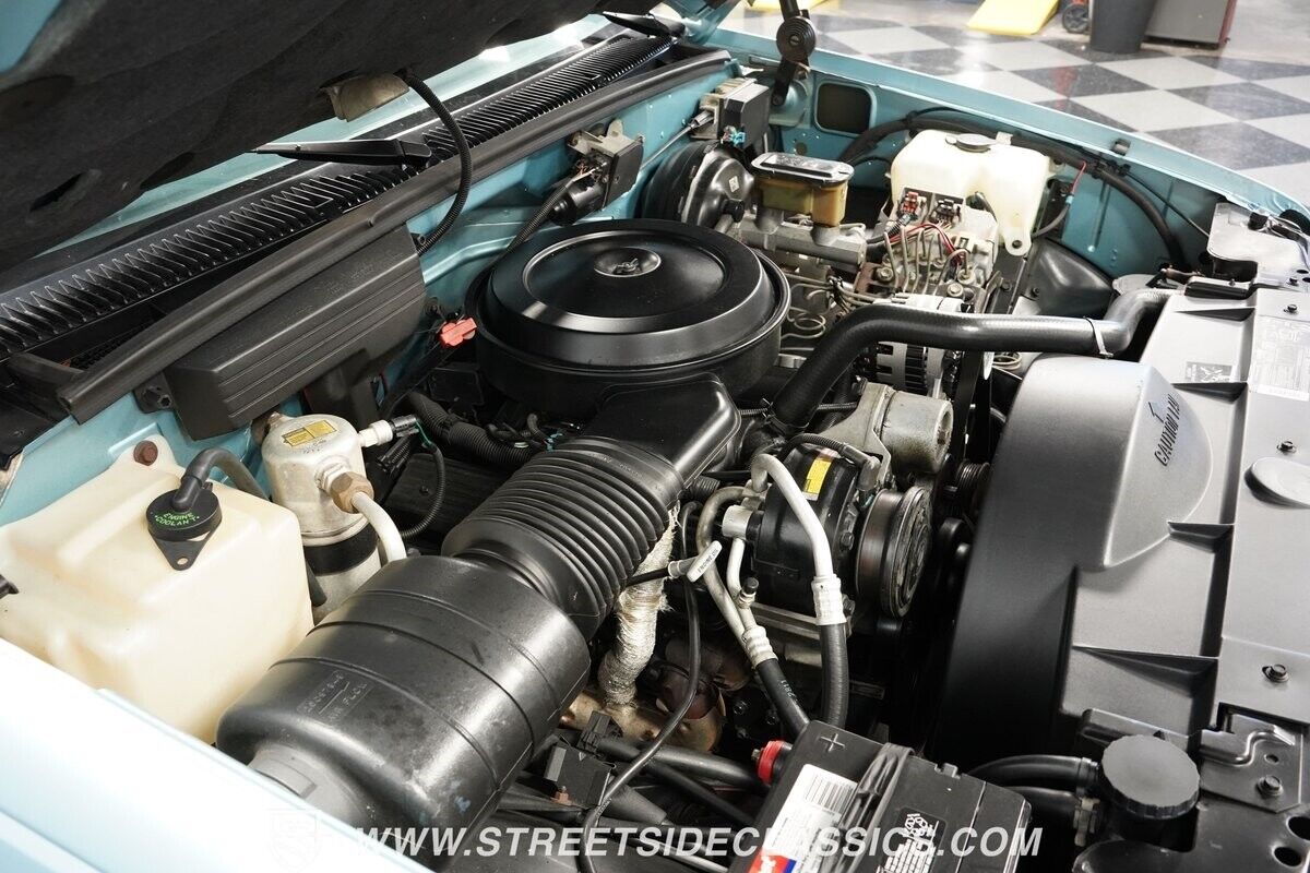 Chevrolet-Suburban-1992-SUV-35