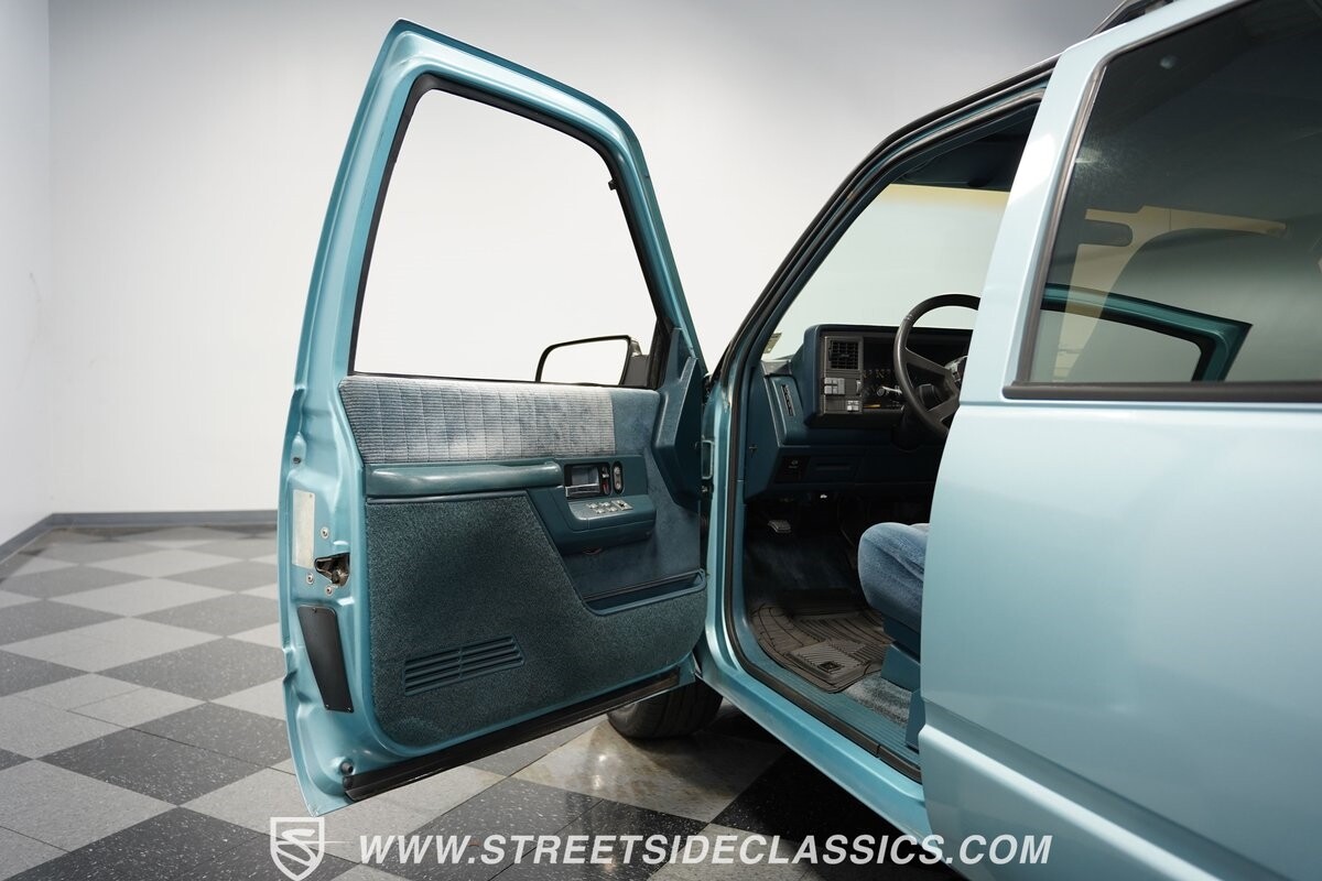 Chevrolet-Suburban-1992-SUV-36
