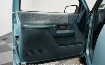 Chevrolet-Suburban-1992-SUV-37