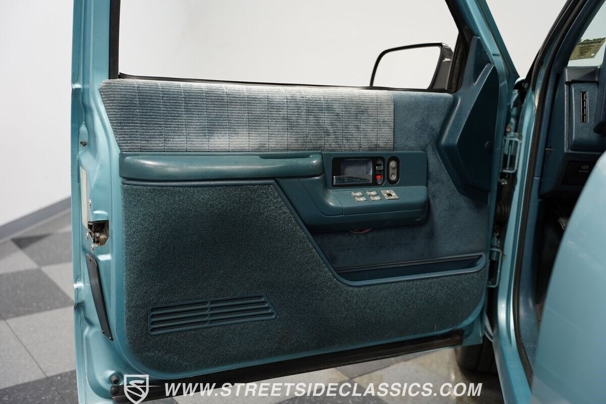 Chevrolet-Suburban-1992-SUV-37