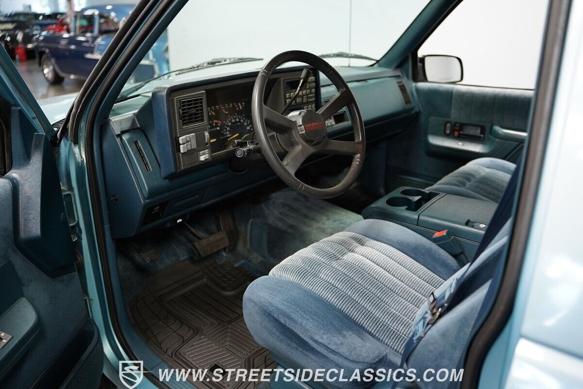 Chevrolet-Suburban-1992-SUV-4