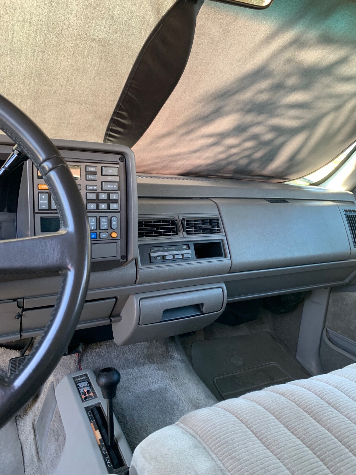 Chevrolet-Suburban-1993-SUV-4