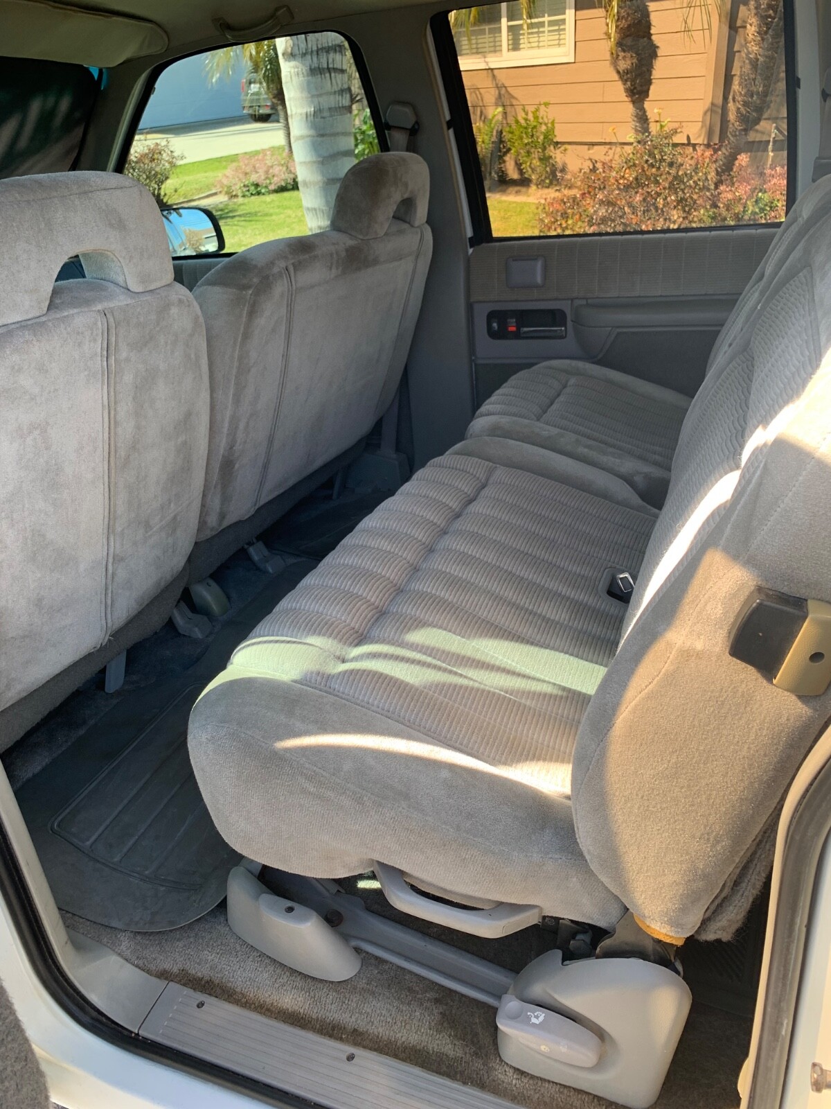 Chevrolet-Suburban-1993-SUV-6