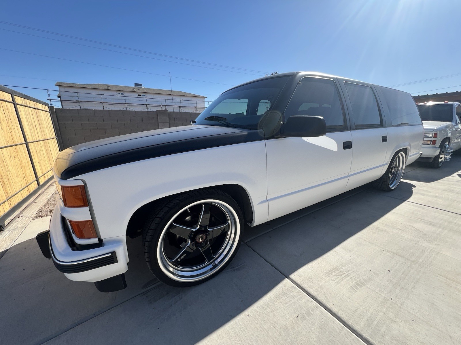 Chevrolet-Suburban-1994-SUV-2