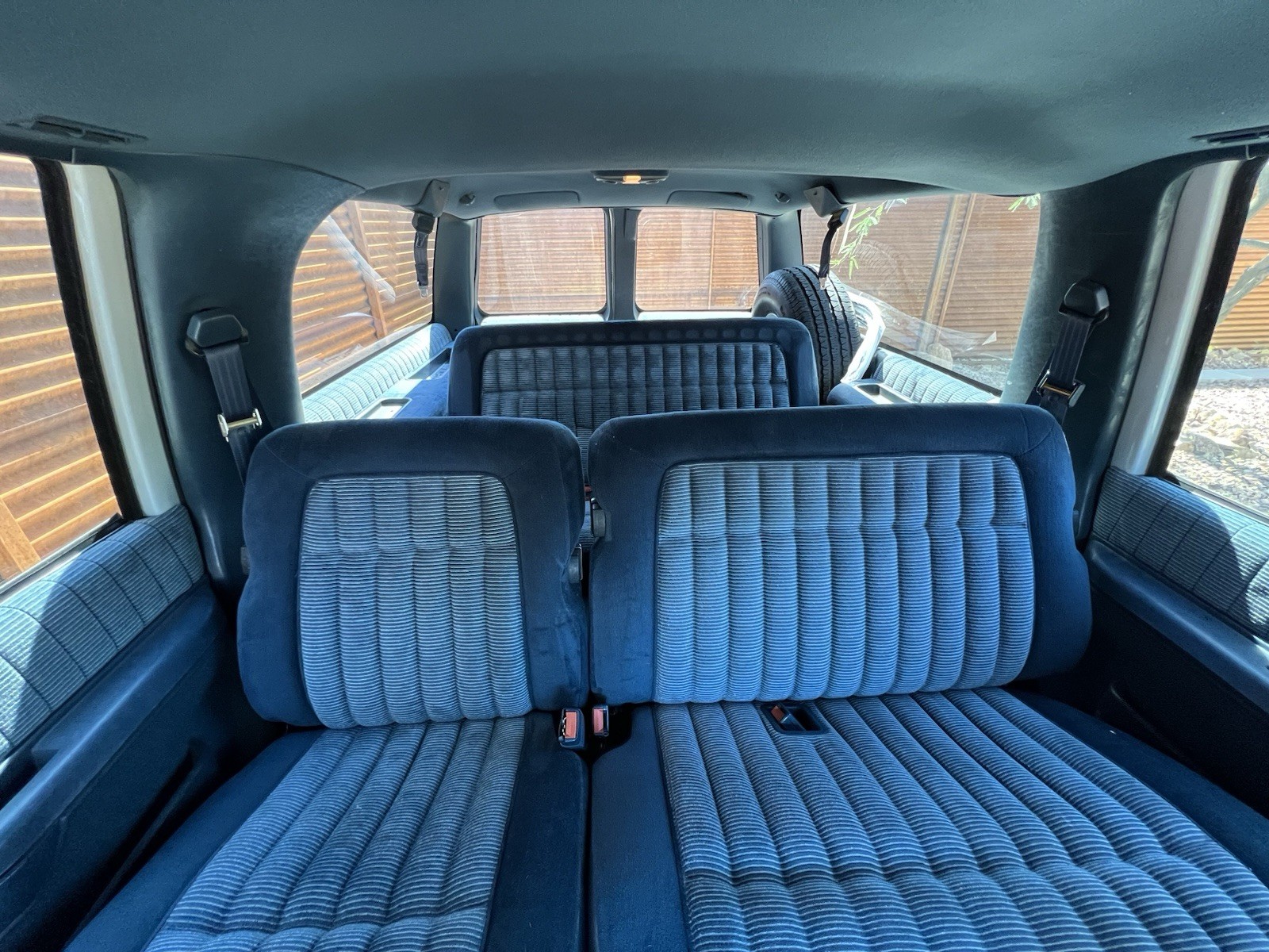Chevrolet-Suburban-1994-SUV-21