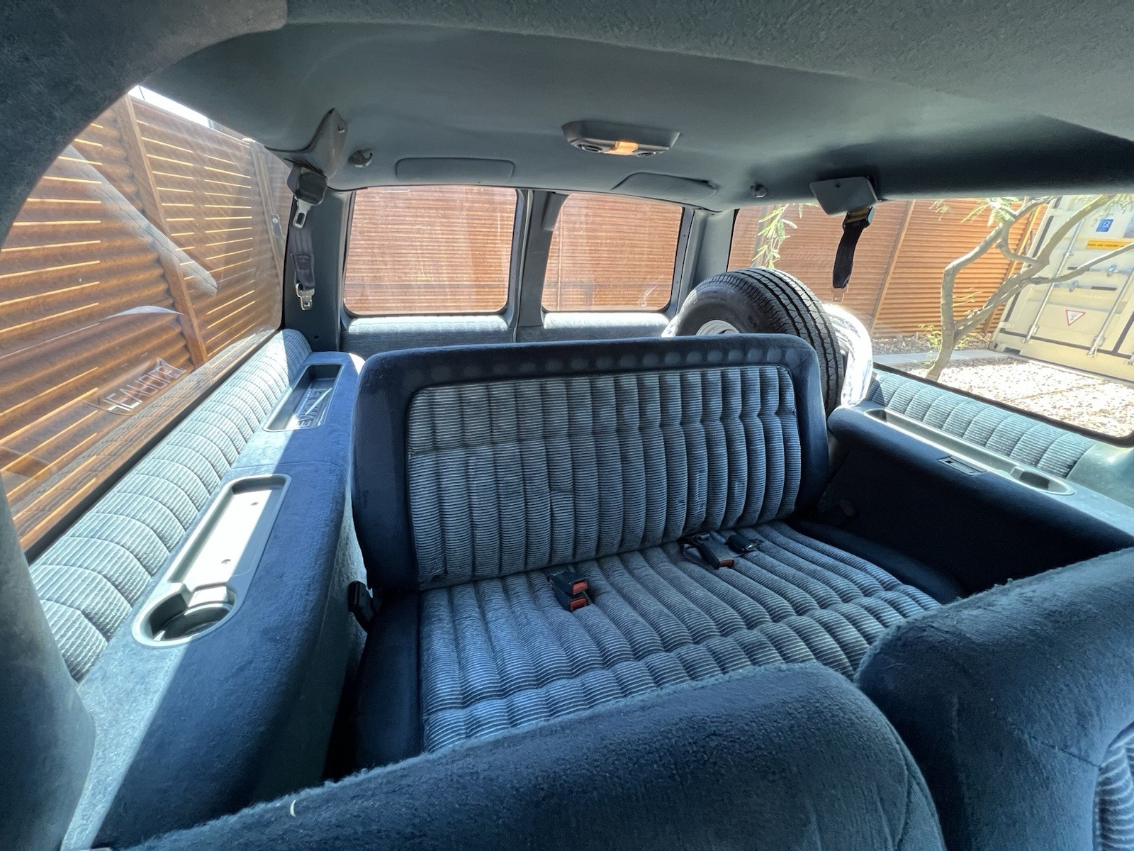 Chevrolet-Suburban-1994-SUV-22