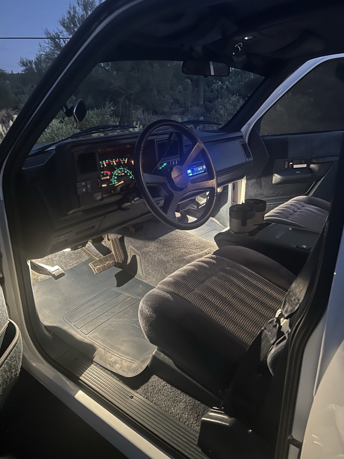 Chevrolet-Suburban-1994-SUV-23