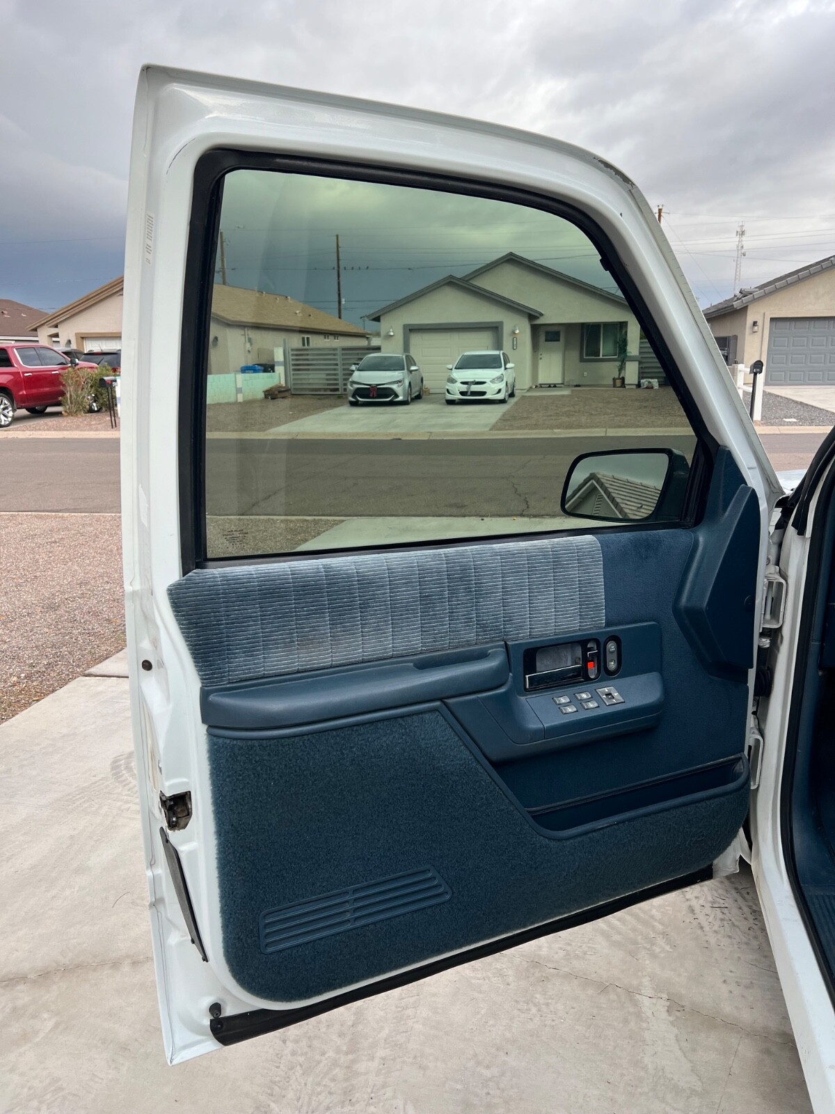 Chevrolet-Suburban-1994-SUV-25