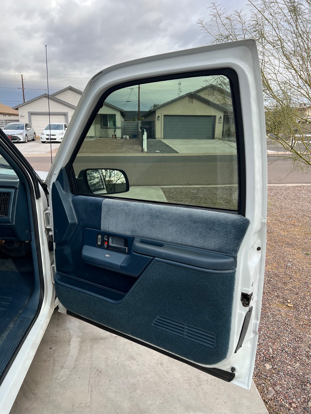Chevrolet-Suburban-1994-SUV-26