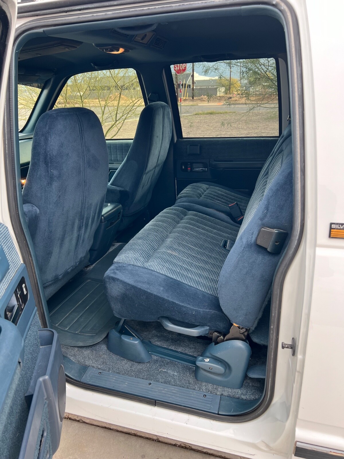 Chevrolet-Suburban-1994-SUV-27