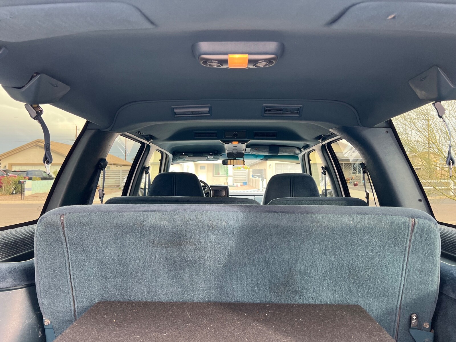 Chevrolet-Suburban-1994-SUV-29