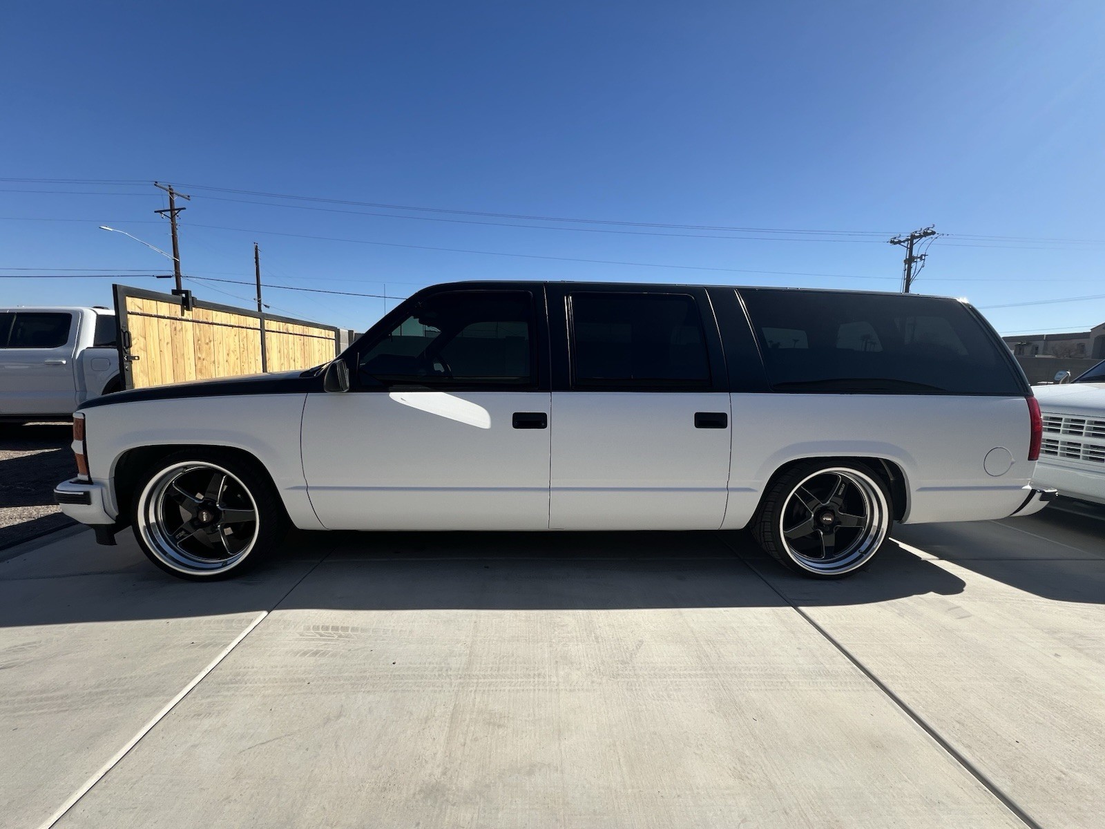 Chevrolet-Suburban-1994-SUV-3