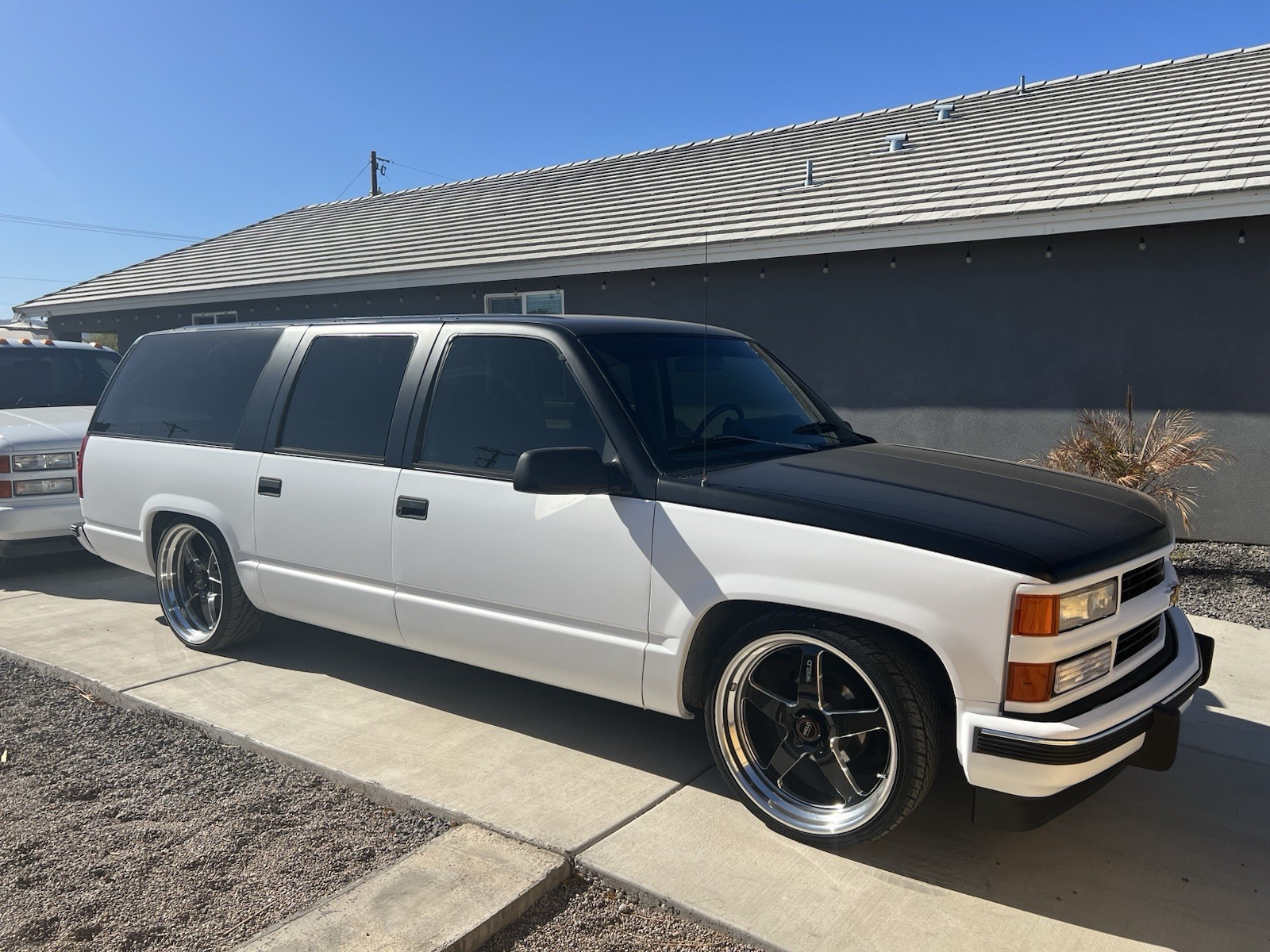 Chevrolet-Suburban-1994-SUV-5