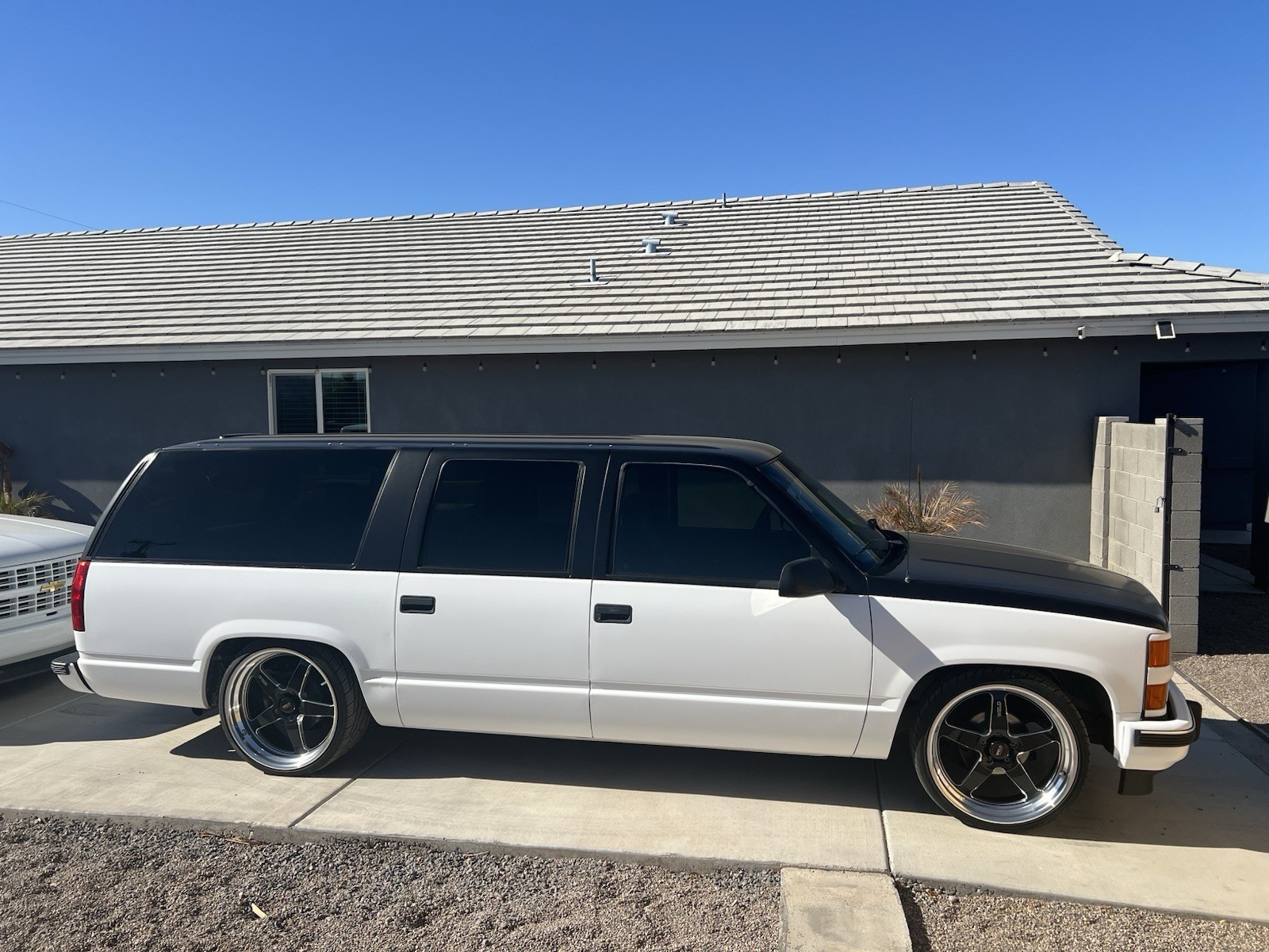 Chevrolet-Suburban-1994-SUV-6