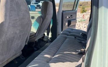 Chevrolet-Suburban-2500-1991-white-12