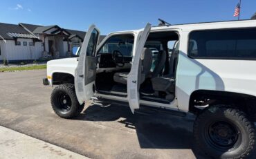 Chevrolet-Suburban-2500-1991-white-13