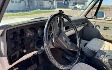 Chevrolet-Suburban-2500-1991-white-14
