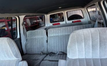 Chevrolet-Suburban-2500-1991-white-15