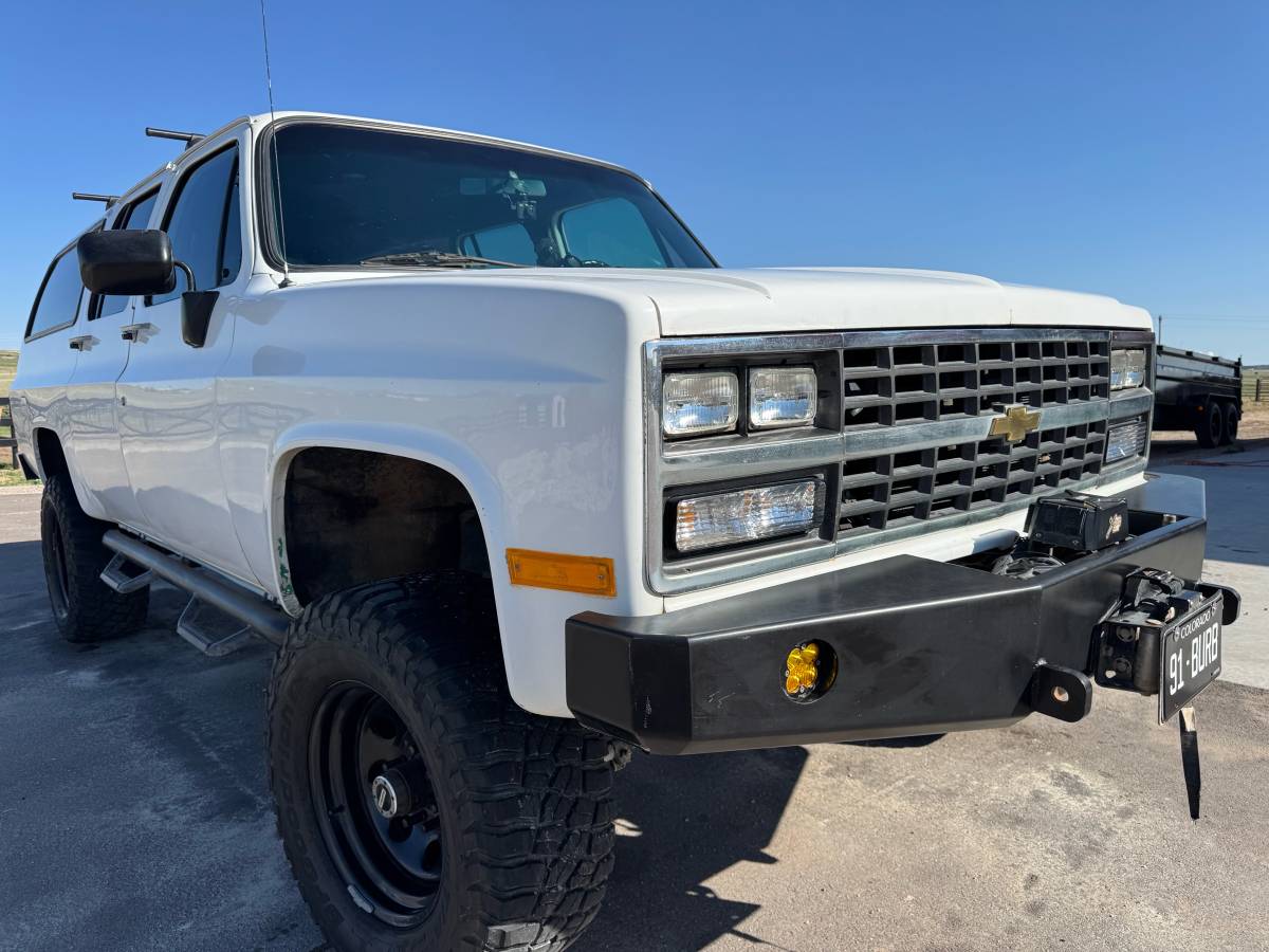 Chevrolet-Suburban-2500-1991-white-2