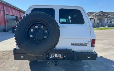 Chevrolet-Suburban-2500-1991-white-9