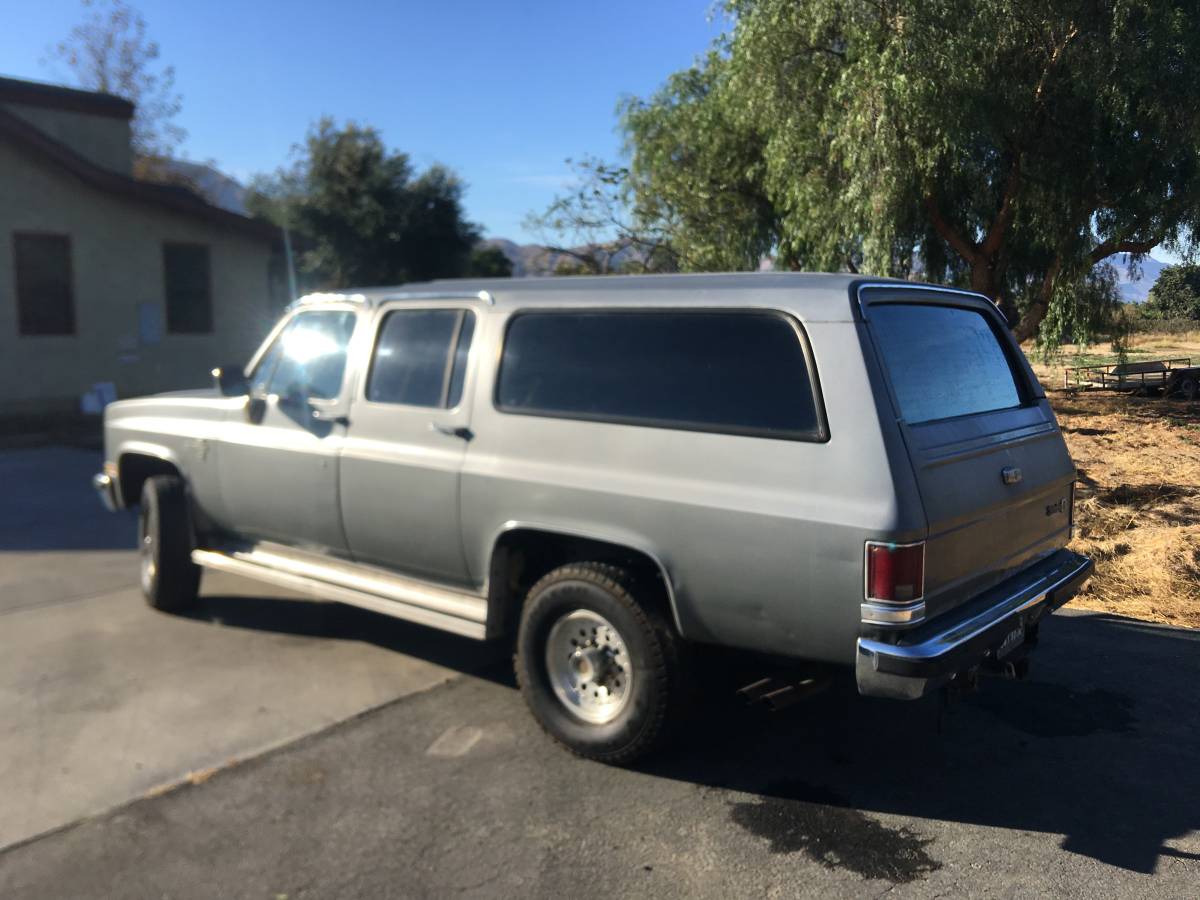 Chevrolet-Suburban-2500-4x4-1988-2