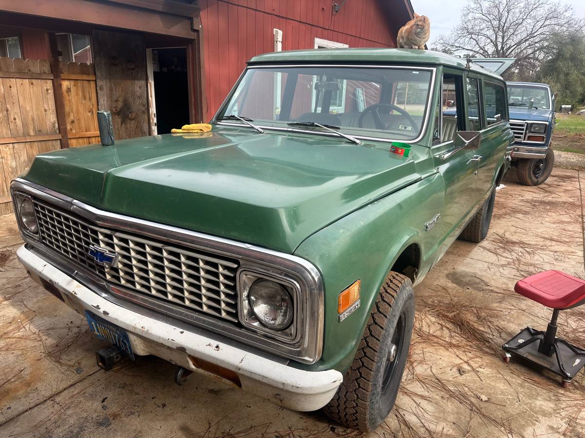Chevrolet-Suburban-4x4-1971-10