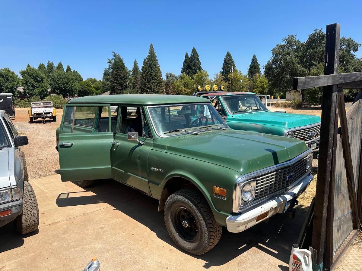 Chevrolet-Suburban-4x4-1971-12