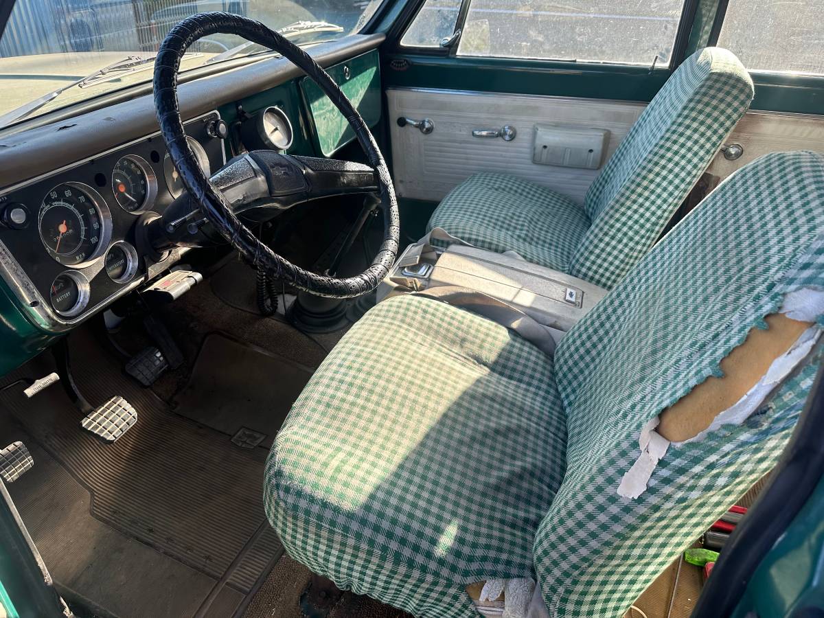 Chevrolet-Suburban-4x4-1971-13