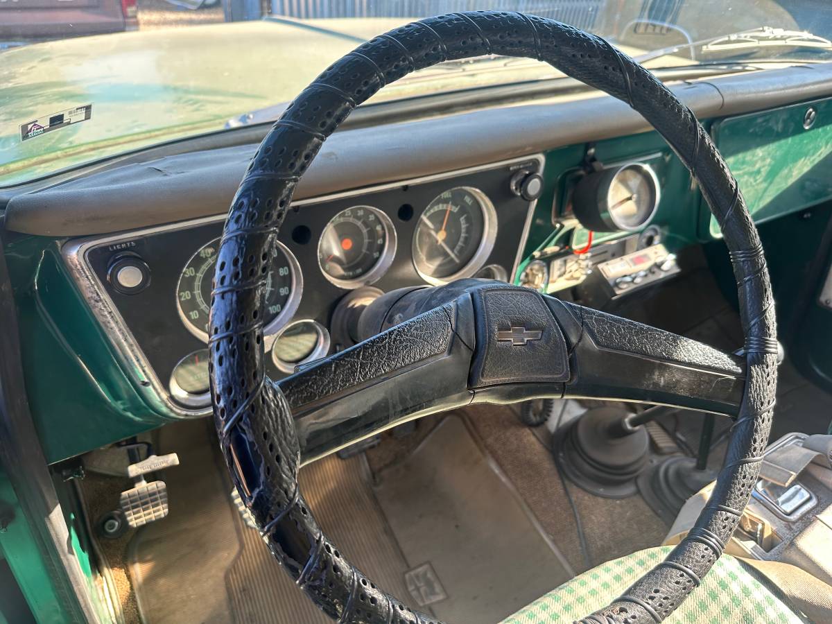Chevrolet-Suburban-4x4-1971-14