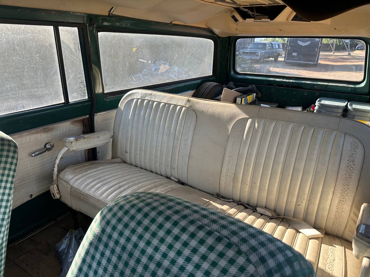 Chevrolet-Suburban-4x4-1971-15