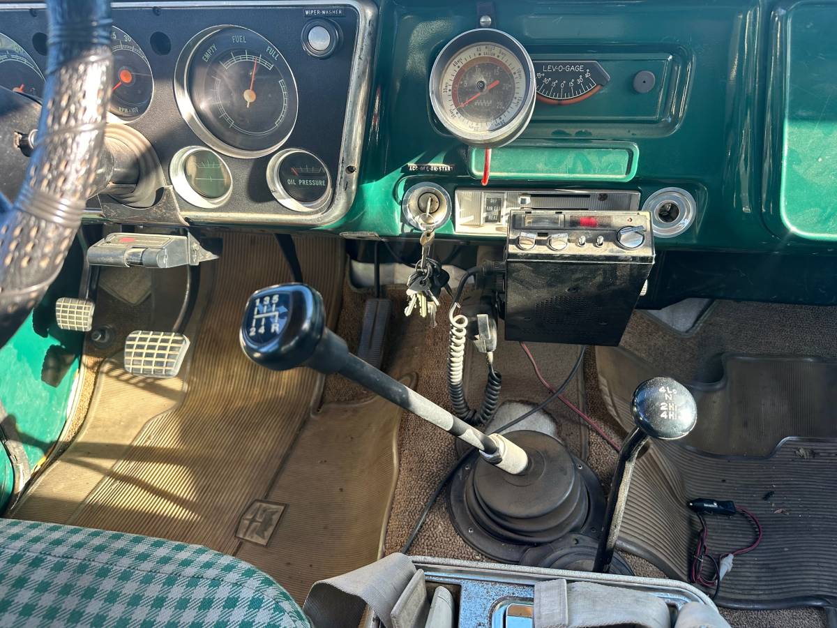 Chevrolet-Suburban-4x4-1971-20