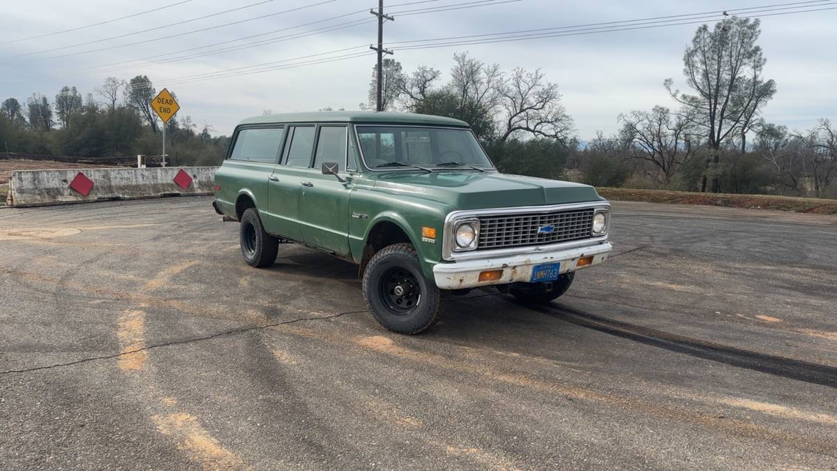 Chevrolet-Suburban-4x4-1971