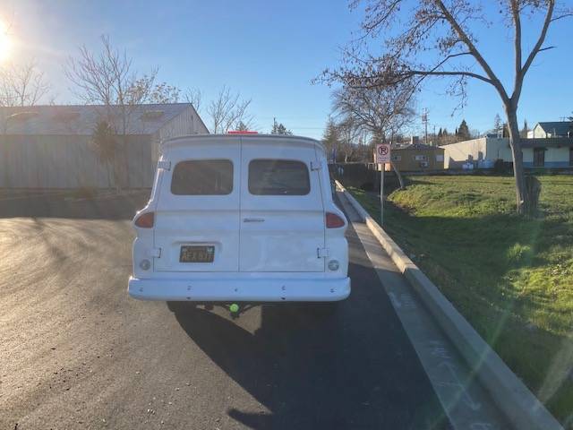 Chevrolet-Suburban-c10-1966-white-1