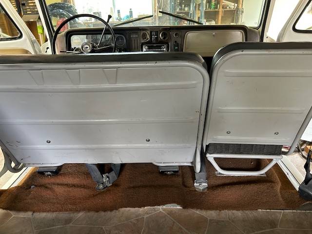 Chevrolet-Suburban-c10-1966-white-11