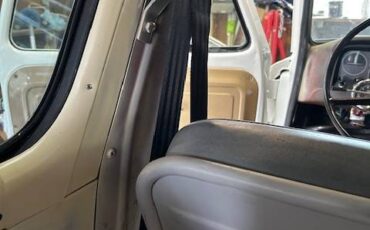 Chevrolet-Suburban-c10-1966-white-12
