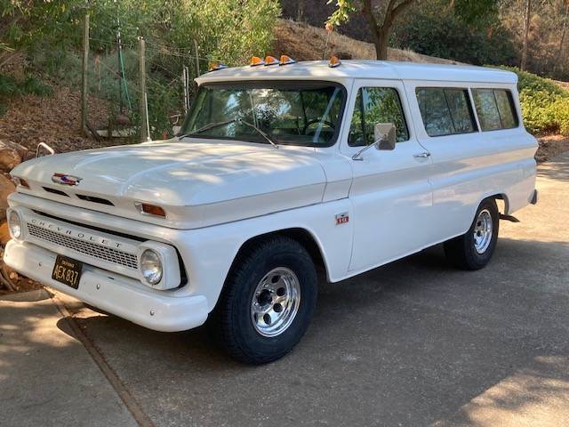 Chevrolet-Suburban-c10-1966-white-15