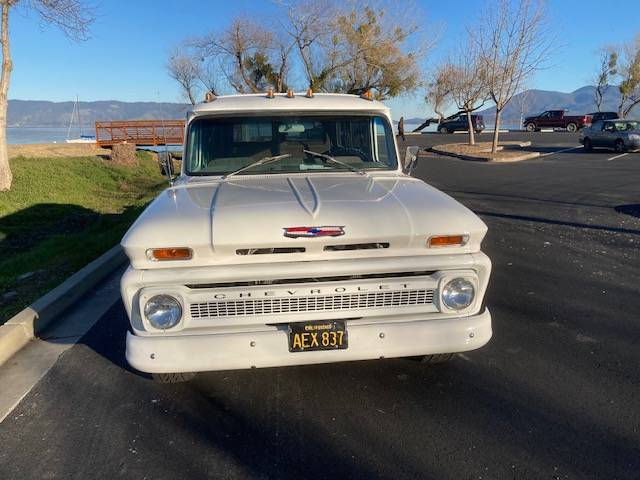 Chevrolet-Suburban-c10-1966-white-16