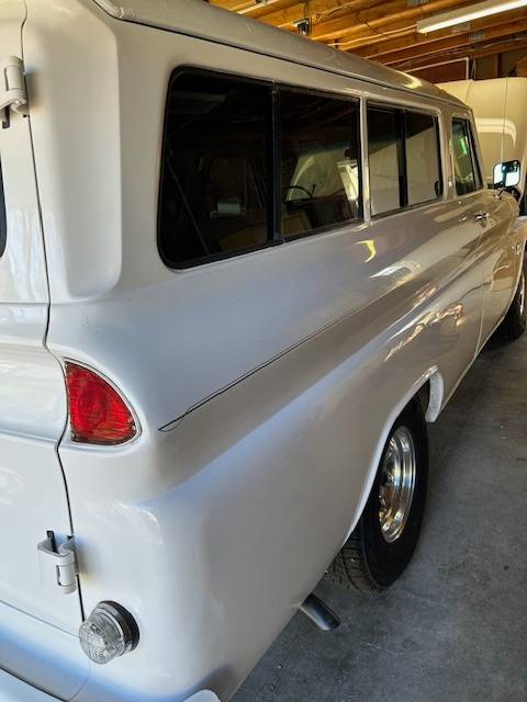 Chevrolet-Suburban-c10-1966-white-17