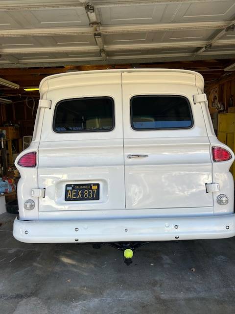 Chevrolet-Suburban-c10-1966-white-18