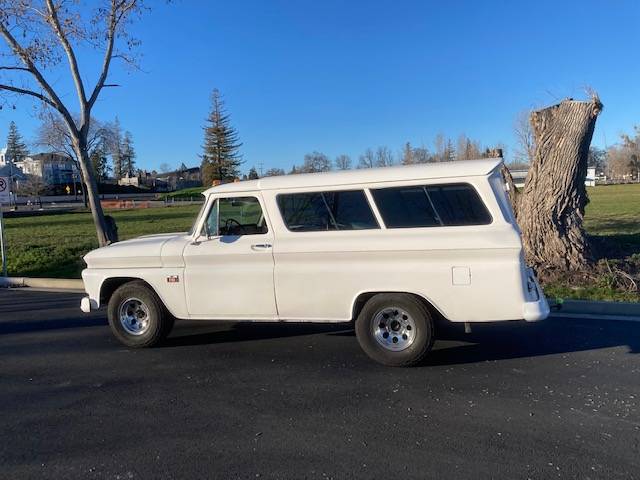 Chevrolet-Suburban-c10-1966-white-4