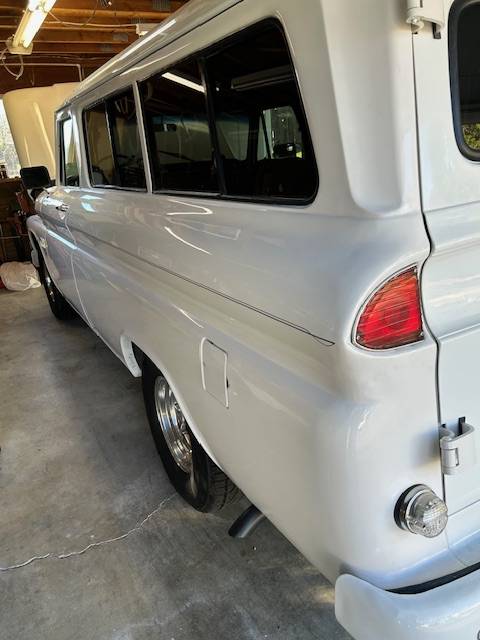 Chevrolet-Suburban-c10-1966-white-7