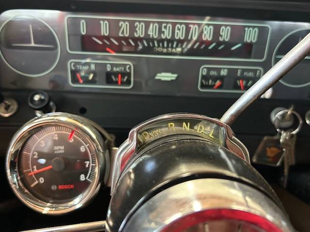 Chevrolet-Suburban-c10-1966-white-8