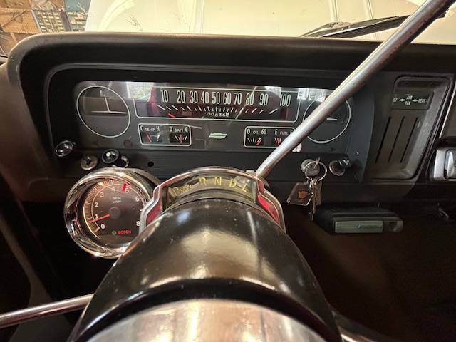 Chevrolet-Suburban-c10-1966-white-9
