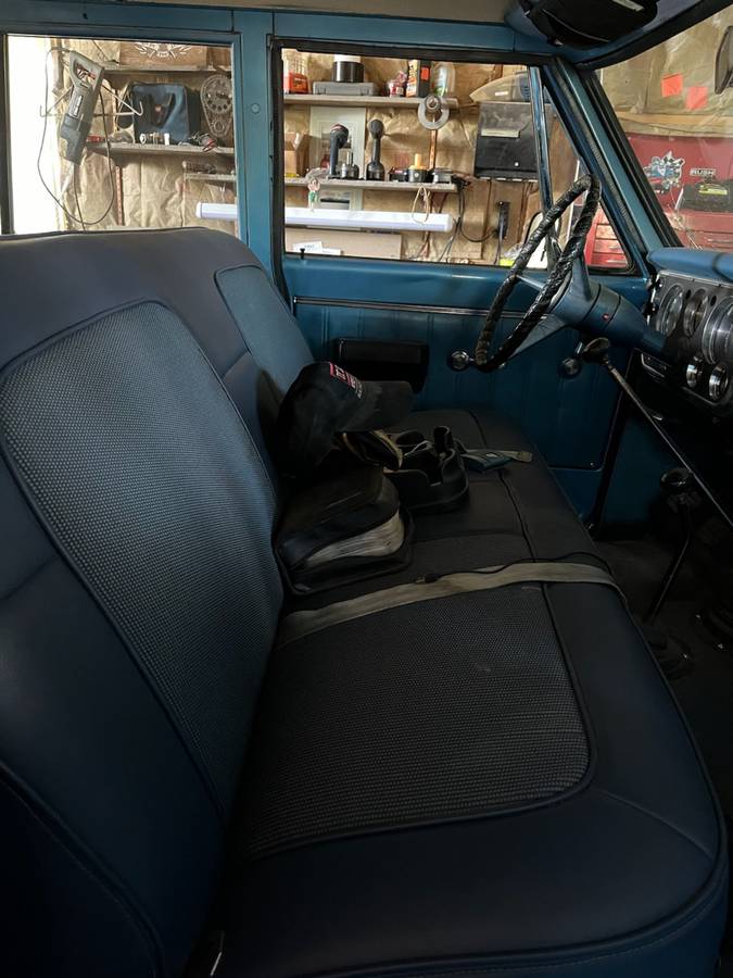 Chevrolet-Suburban-c10-1968-blue-2