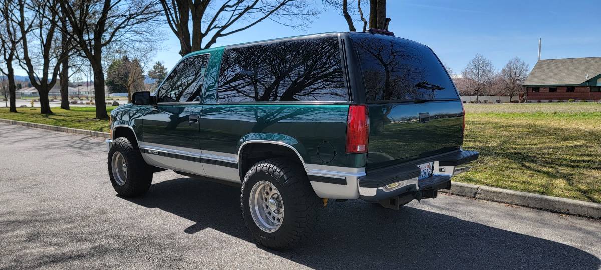 Chevrolet Tahoe  1995 green