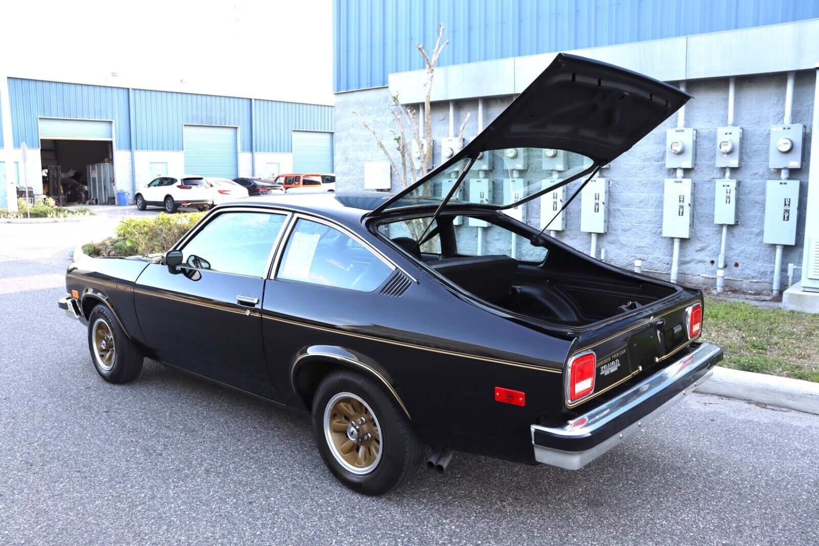 Chevrolet-Vega-1975-Coupe-35