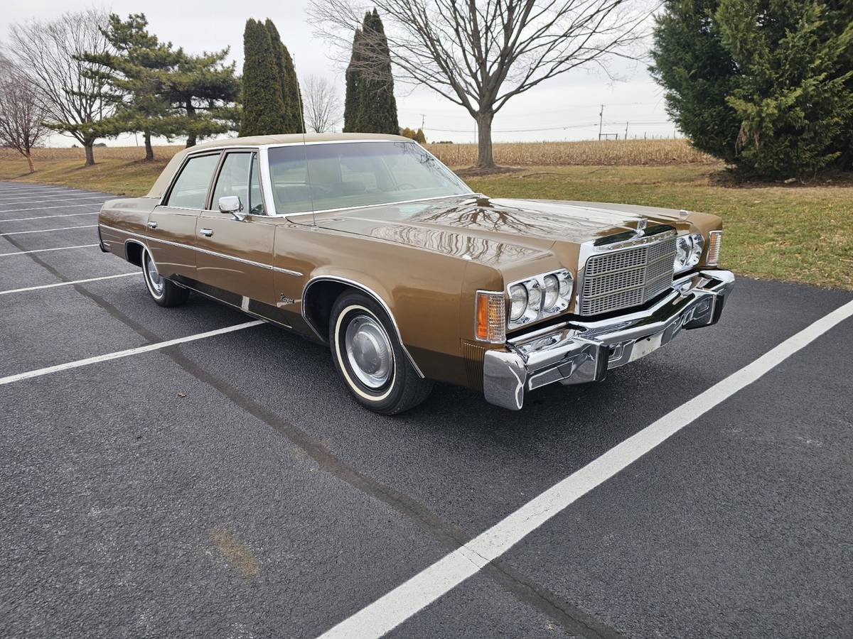 Chrysler-1977-brown